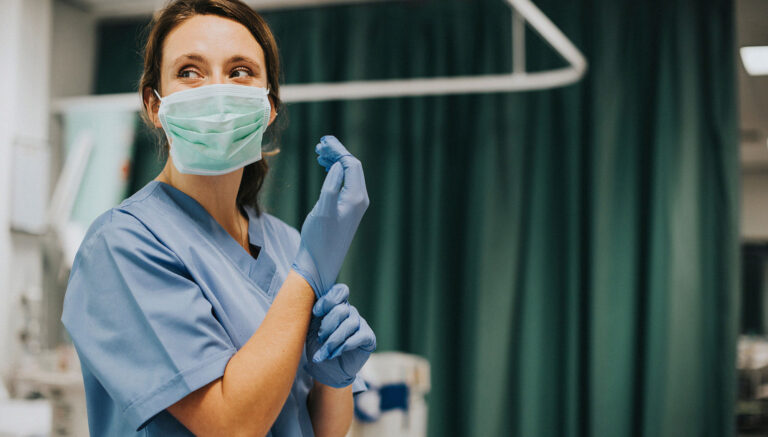 Infirmière se préparant pour le travail