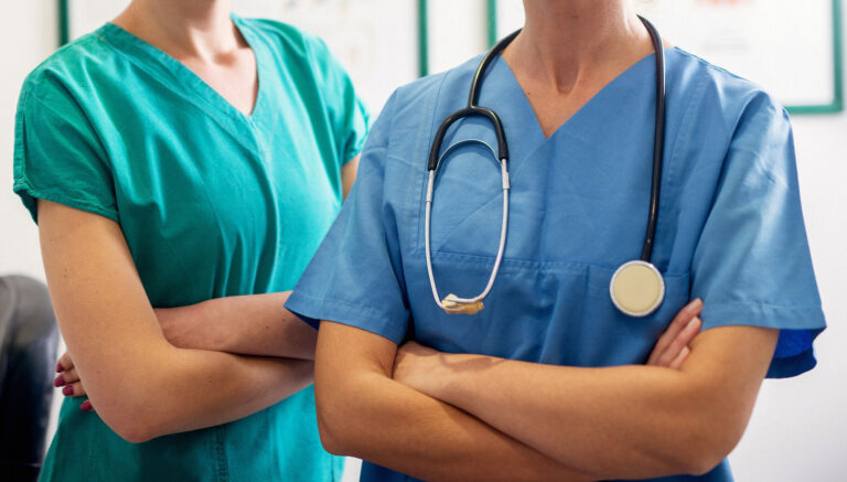 Infirmières debout avec les bras croisés