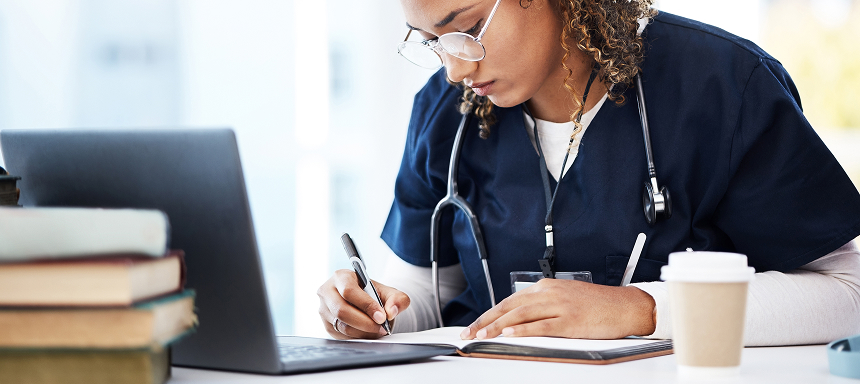 Une étudiante infirmière remplit une demande de bourse